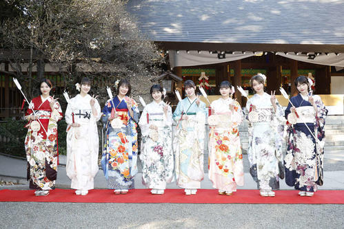 乃木坂46成人式に出席した新成人メンバー。左から林瑠奈、松尾美佑、清宮レイ、一ノ瀬美空、岩本蓮加、川崎桜、黒見明香、岡本姫奈（C）乃木坂46LLC