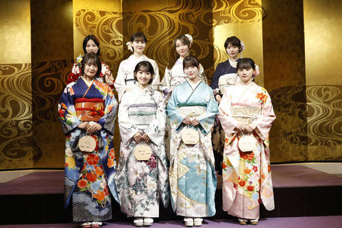 乃木坂46成人式に出席した新成人メンバー。前列左から清宮レイ、一ノ瀬美空、岩本蓮加、川崎桜。後列左から林瑠奈、松尾美佑、黒見明香、岡本姫奈（C）乃木坂46LLC