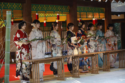 乃木坂46成人式に出席した新成人メンバー。左から林瑠奈、松尾美佑、黒見明香、岡本姫奈、清宮レイ、一ノ瀬美空、岩本蓮加、川崎桜（C）乃木坂46LLC