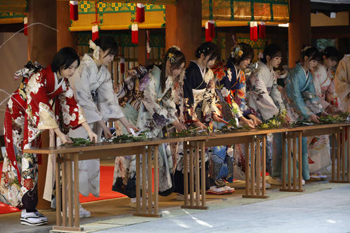 乃木坂46成人式に出席した新成人メンバー。左から林瑠奈、松尾美佑、黒見明香、岡本姫奈、清宮レイ、一ノ瀬美空、岩本蓮加、川崎桜（C）乃木坂46LLC