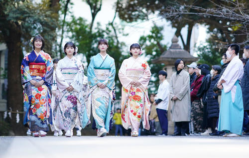 境内へ入場する、左から乃木坂46の清宮レイ、一ノ瀬美空、岩本蓮加、川崎桜（撮影・横山健太）