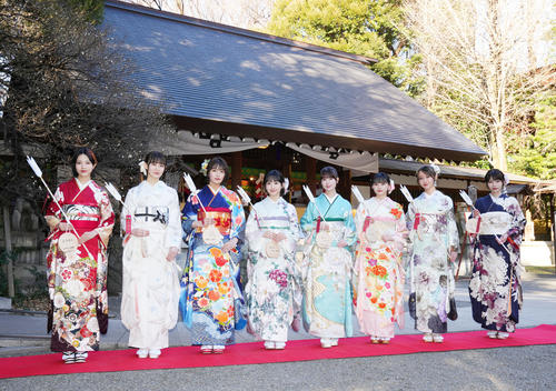 振袖を披露する、左から乃木坂46の林瑠奈、松尾美佑、清宮レイ、一ノ瀬美空、岩本蓮加、川崎桜、黒見明香、岡本姫奈（撮影・横山健太）