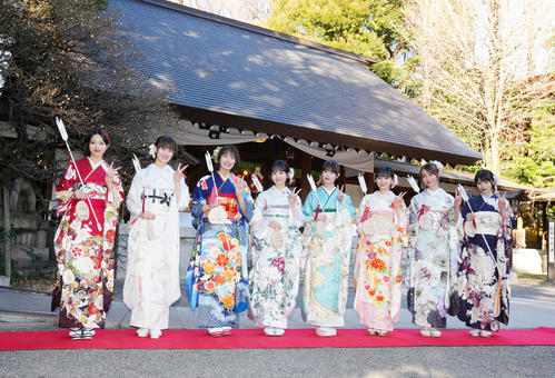 振袖を披露する、左から乃木坂46の林瑠奈、松尾美佑、清宮レイ、一ノ瀬美空、岩本蓮加、川崎桜、黒見明香、岡本姫奈（撮影・横山健太）
