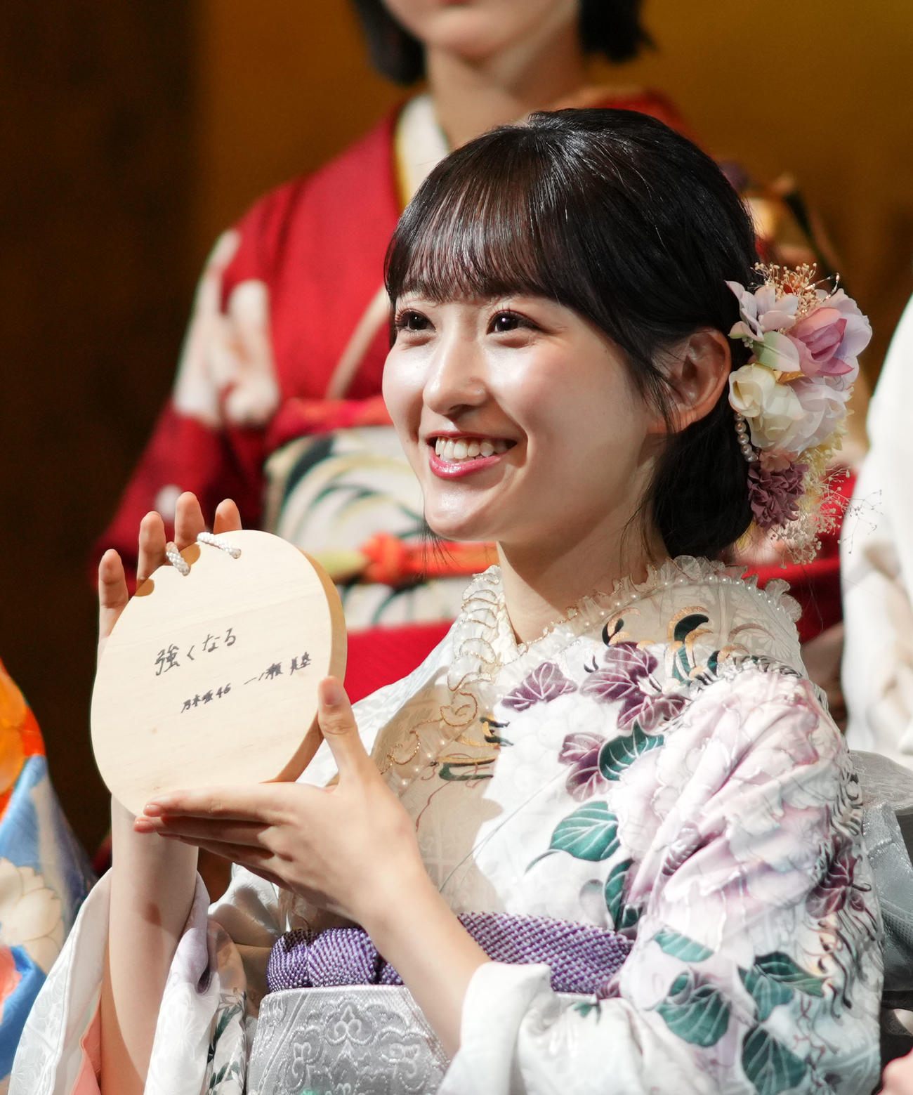絵馬を披露する乃木坂46の一ノ瀬美空（撮影・横山健太）
