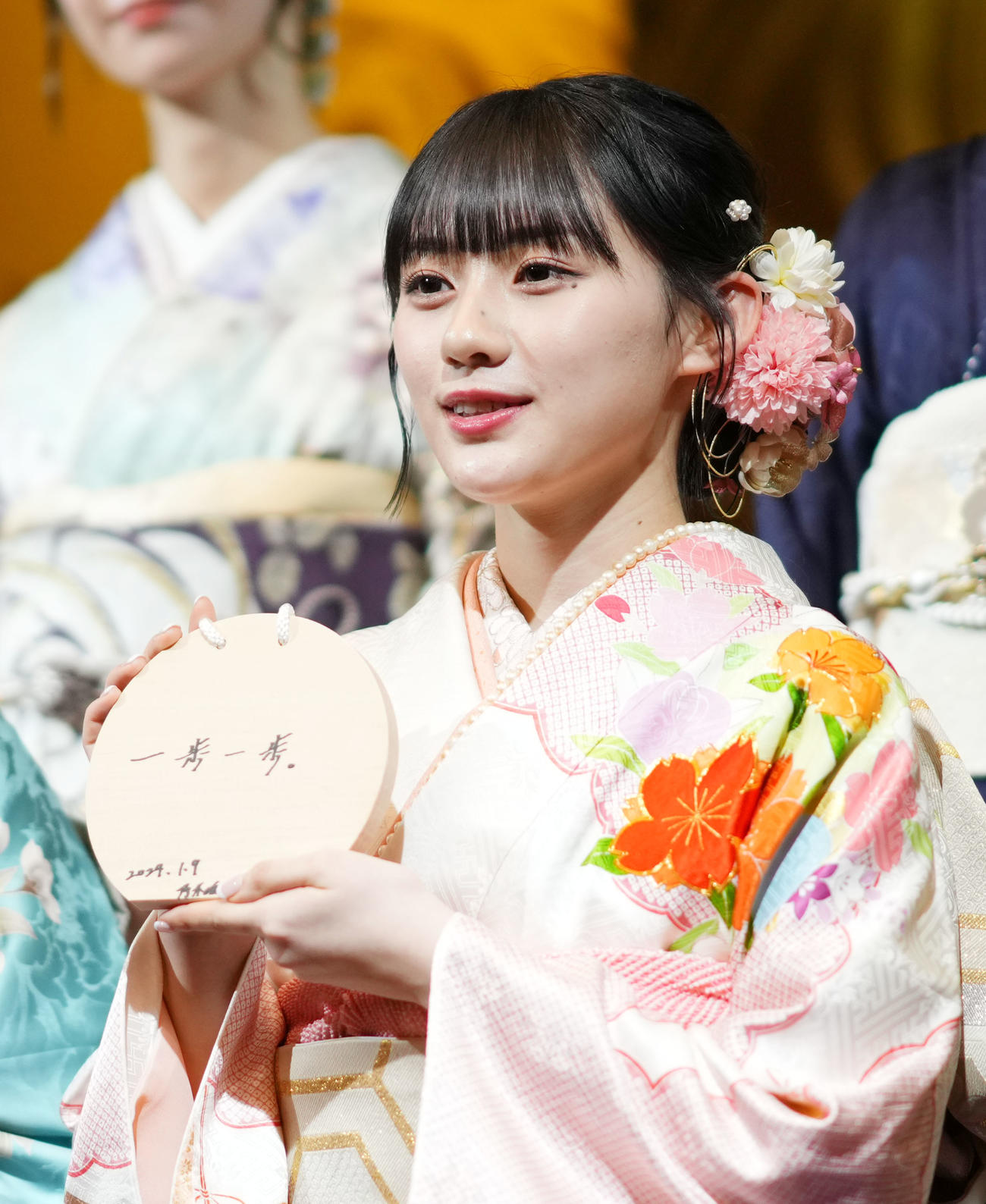 絵馬を披露する乃木坂46の川崎桜（撮影・横山健太）