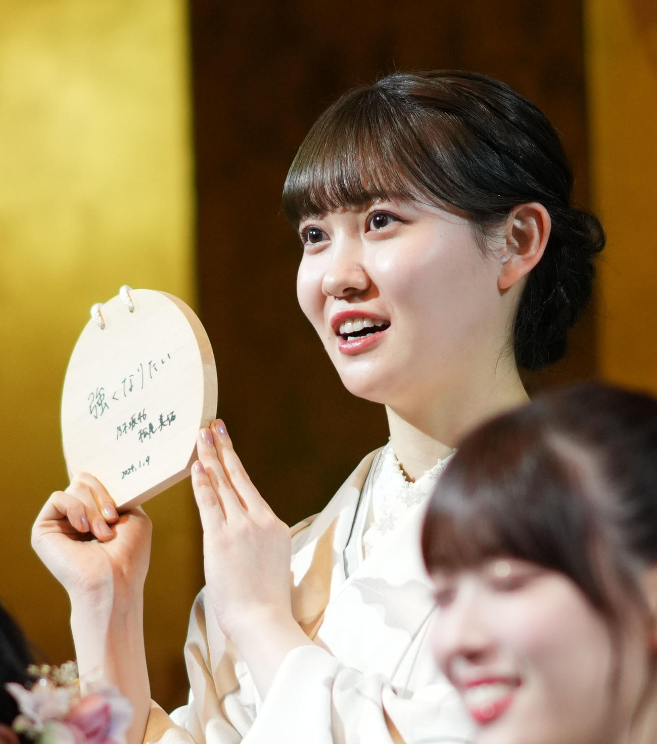 絵馬を披露する乃木坂46の松尾美佑（撮影・横山健太）