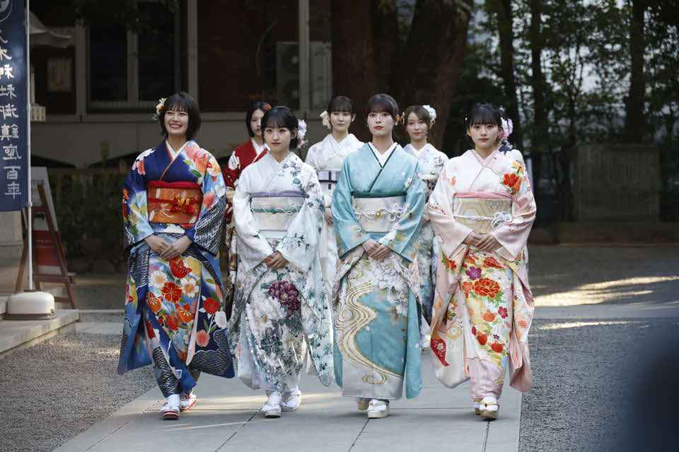 乃木神社を歩く乃木坂46新成人メンバー。前列左から清宮レイ、一ノ瀬美空、岩本蓮加、川崎桜。後列左から林瑠奈、松尾美佑、黒見明香（C）乃木坂46LLC