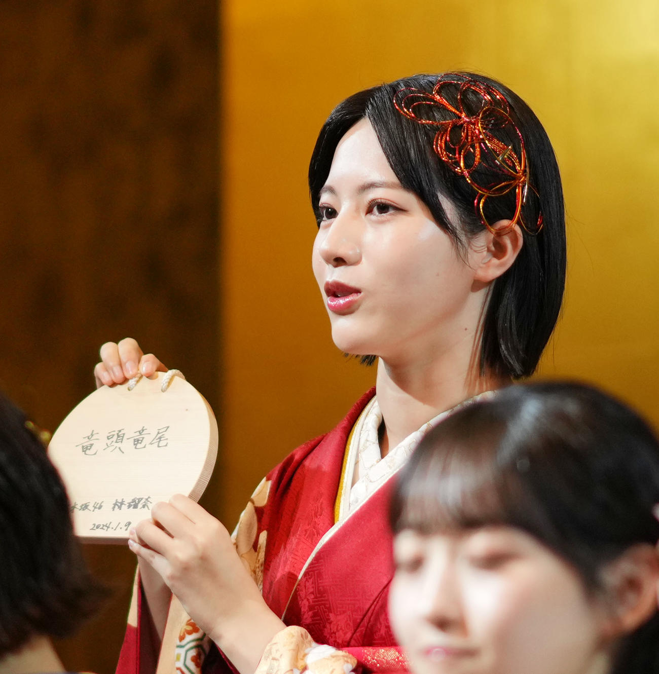 絵馬を披露する乃木坂46の林瑠奈（撮影・横山健太）