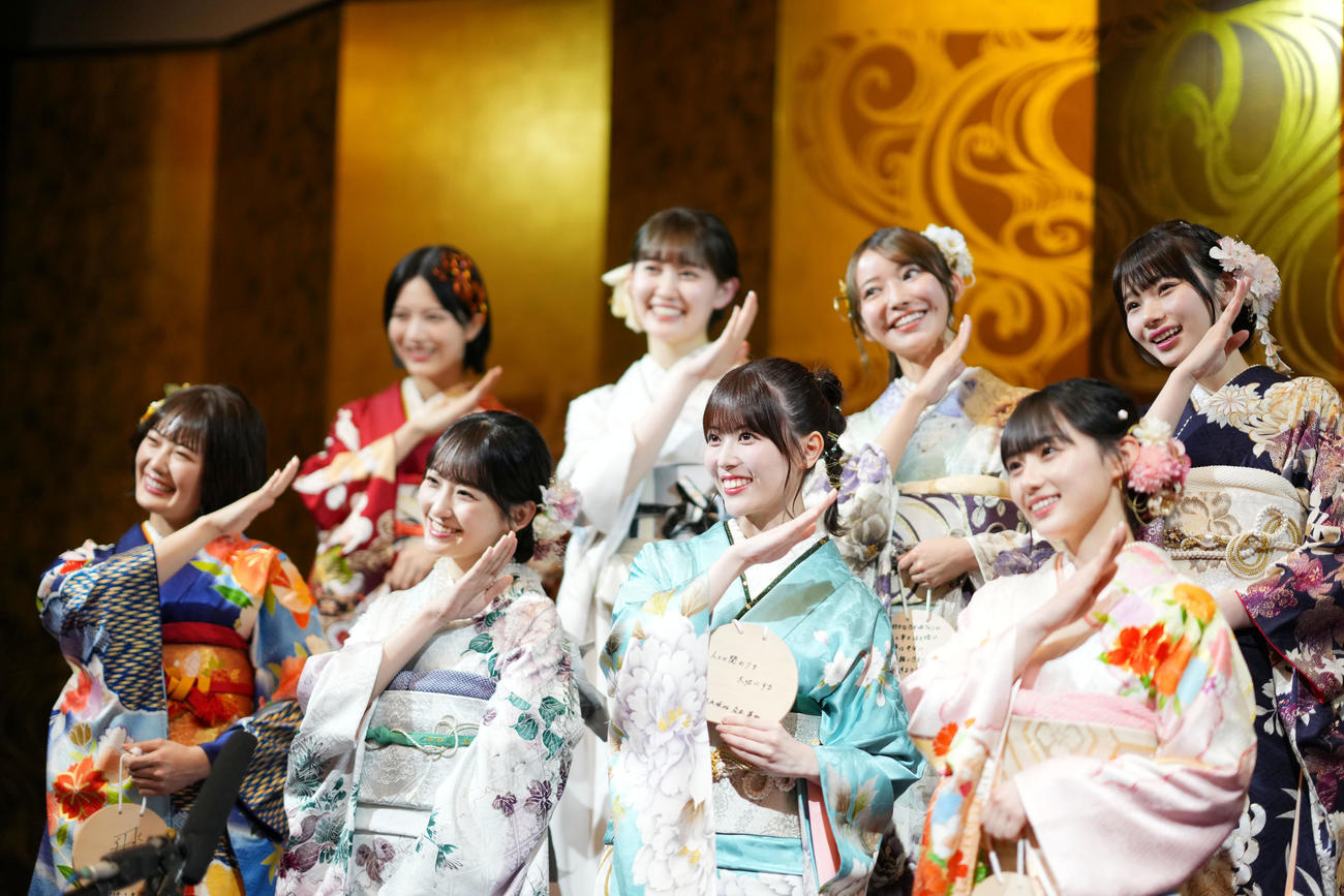 昇り竜ポーズをする、左から乃木坂46の清宮レイ、一ノ瀬美空、岩本蓮加、川崎桜、後列左から林瑠奈、松尾美佑、清宮レイ、黒見明香、岡本姫奈（撮影・横山健太）