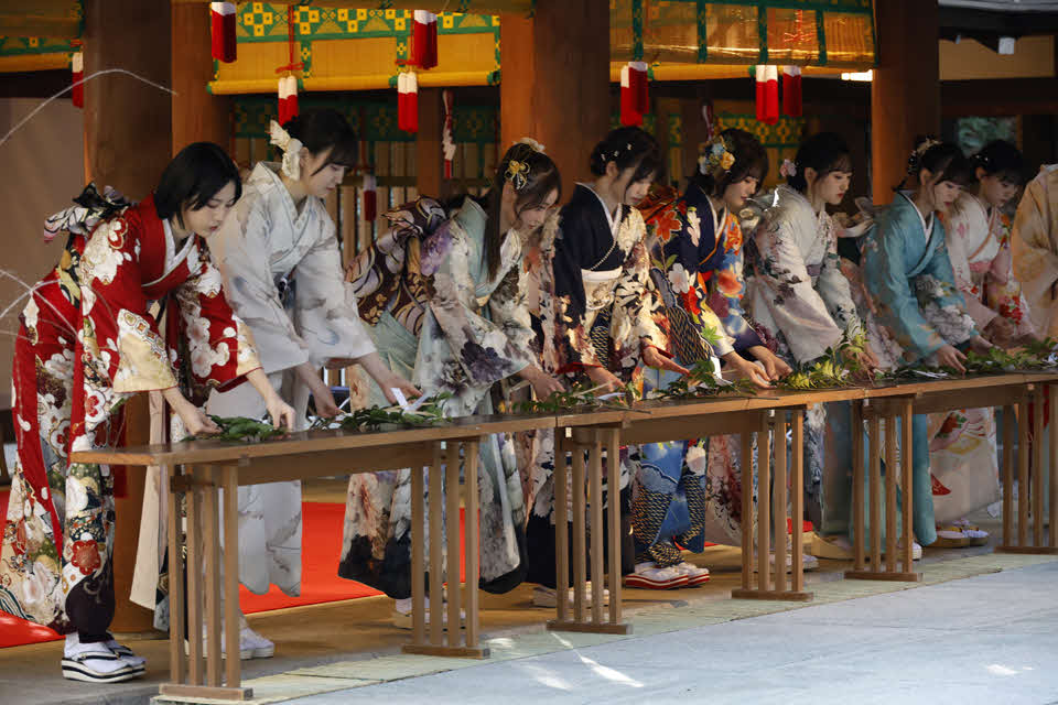 乃木坂46成人式に出席した新成人メンバー。左から林瑠奈、松尾美佑、黒見明香、岡本姫奈、清宮レイ、一ノ瀬美空、岩本蓮加、川崎桜（C）乃木坂46LLC