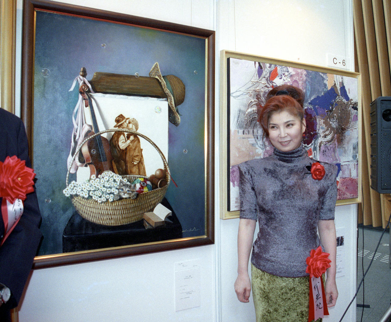 日本・フランス現代美術世界展開幕式　油絵「恋」を出品した八代亜紀さん（99年3月撮影）