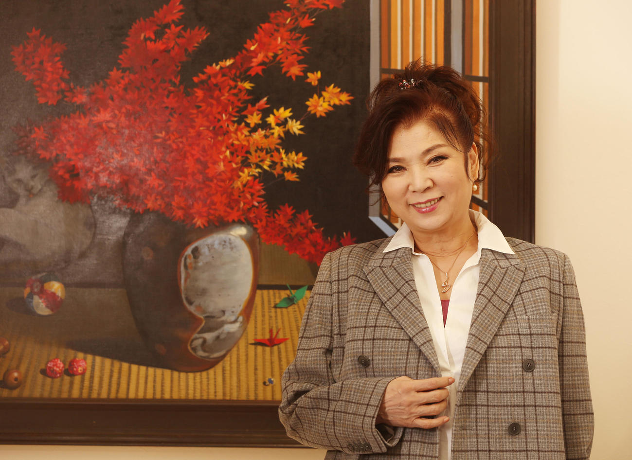 自身の作品の前で笑顔を見せる八代亜紀（18年11月撮影）