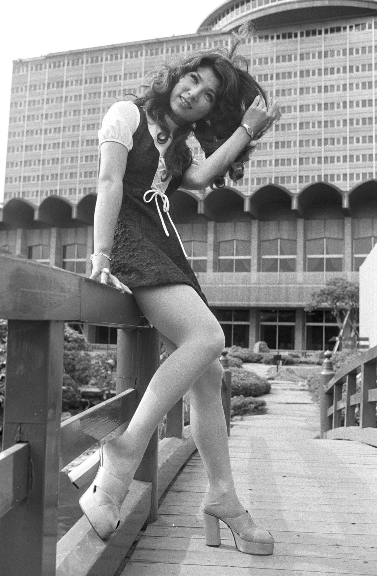 本紙インタビューでポーズを決める八代亜紀さん（73年7月撮影）