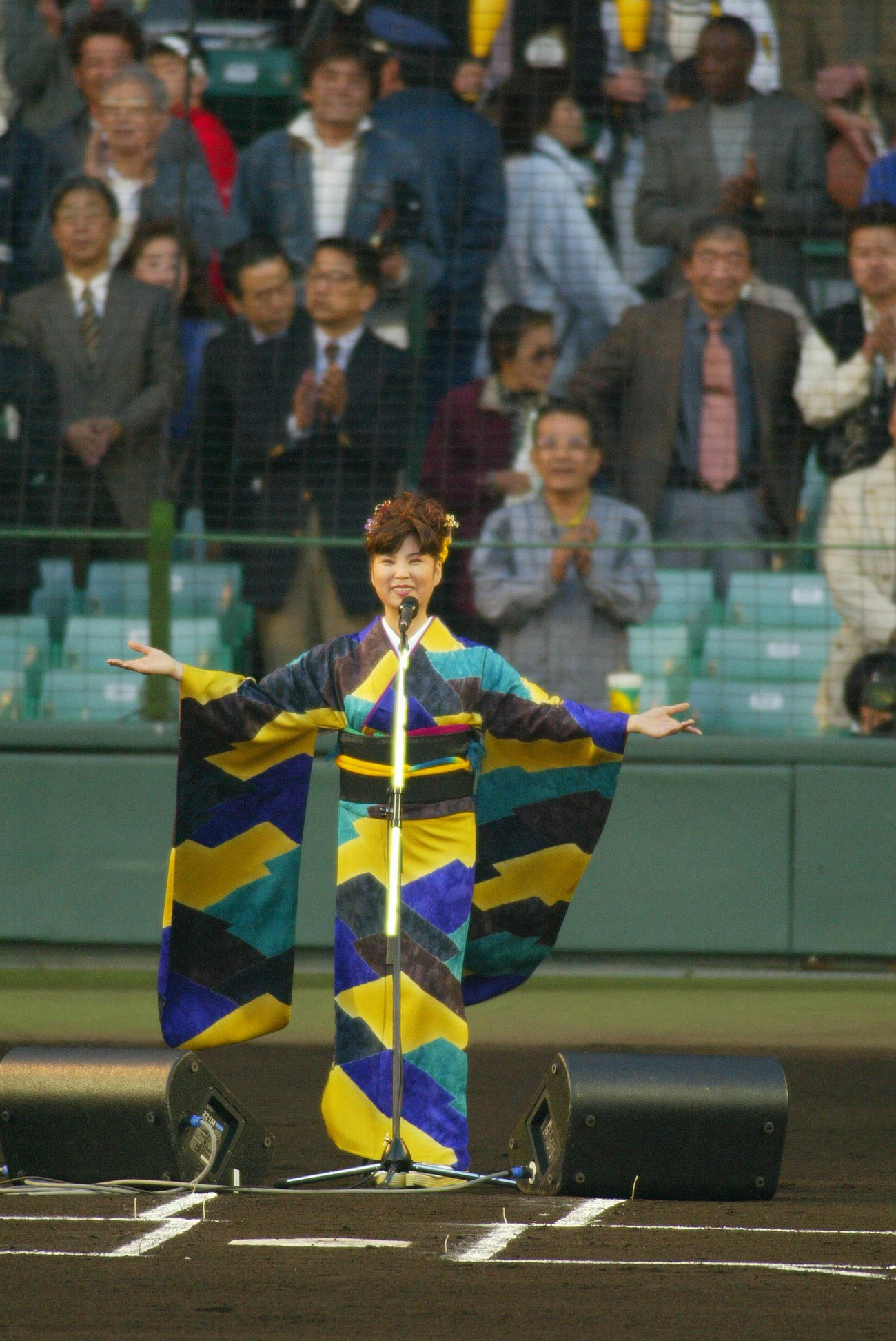 甲子園で「君が代」を歌う八代亜紀（03年4月撮影）