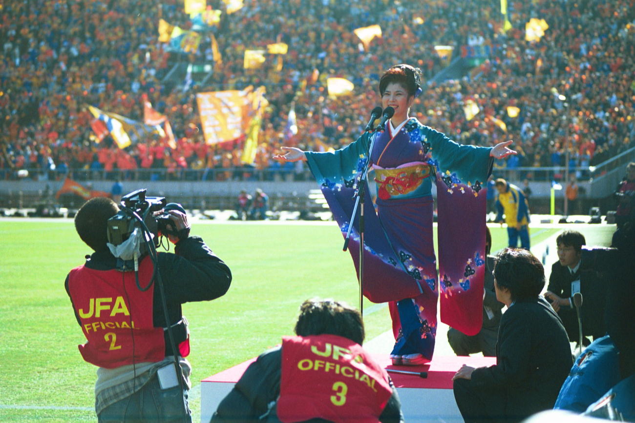 天皇杯決勝鹿島対清水　君が代を独唱する八代亜紀さん（01年1月撮影）