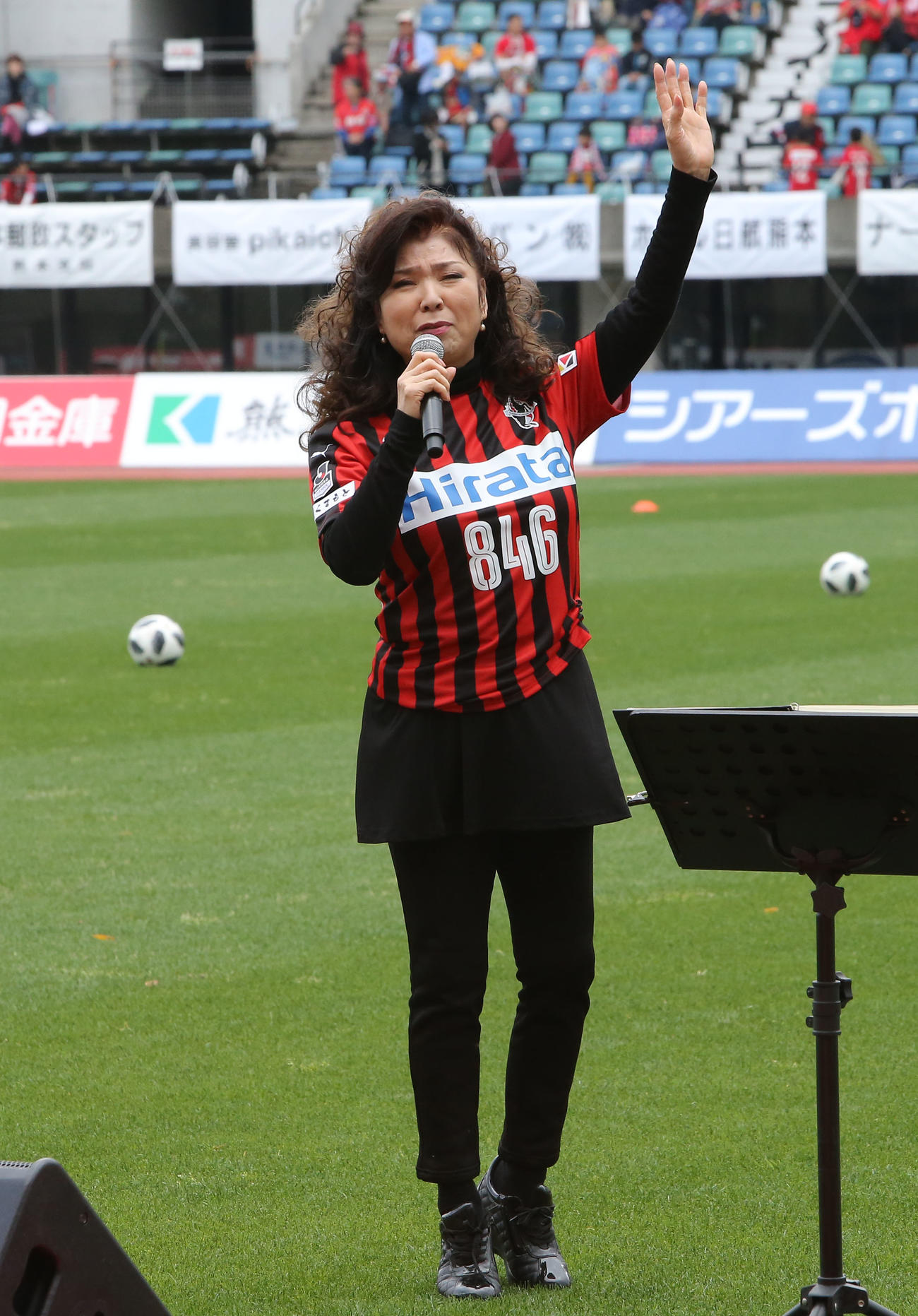 試合前、ミニライブで歌う八代亜紀（18年4月撮影）