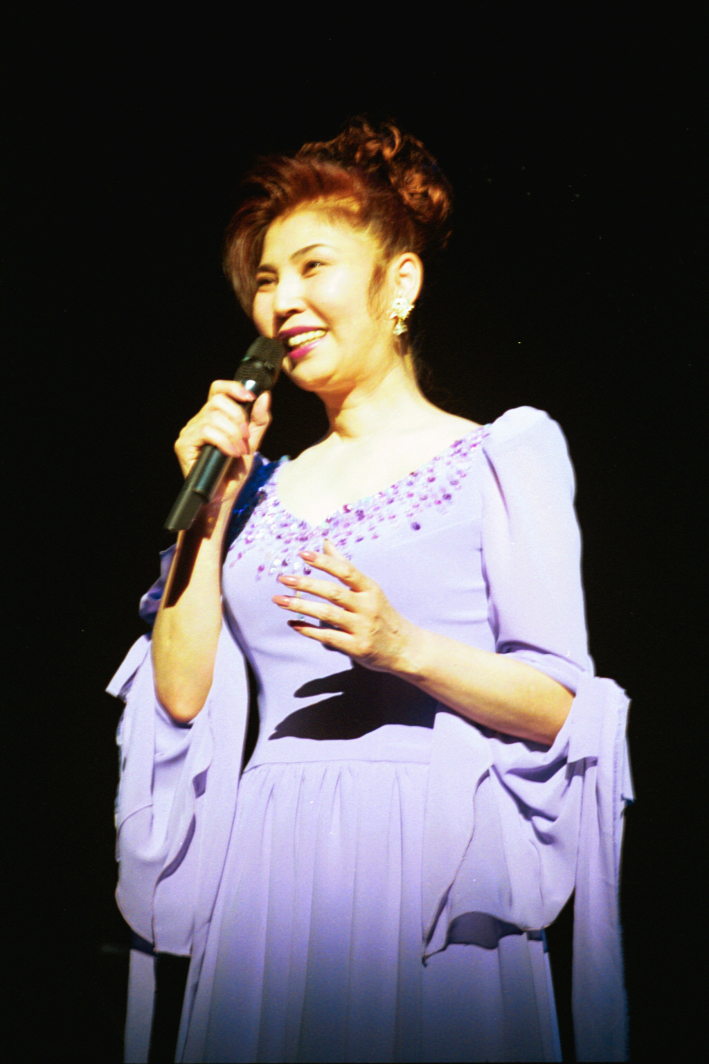 歌手生活30周年記念コンサートで熱唱する八代亜紀さん（00年5月撮影）