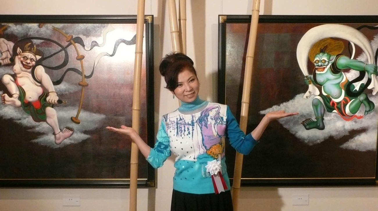「雷神」（右）「風神」の絵を披露する八代亜紀さん（09年5月撮影）