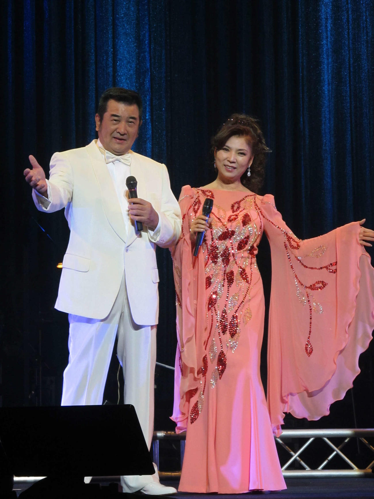 初共演の「ふたりのビッグショー」東京公演を行った小林旭（左）と八代亜紀さん（2012年6月撮影）