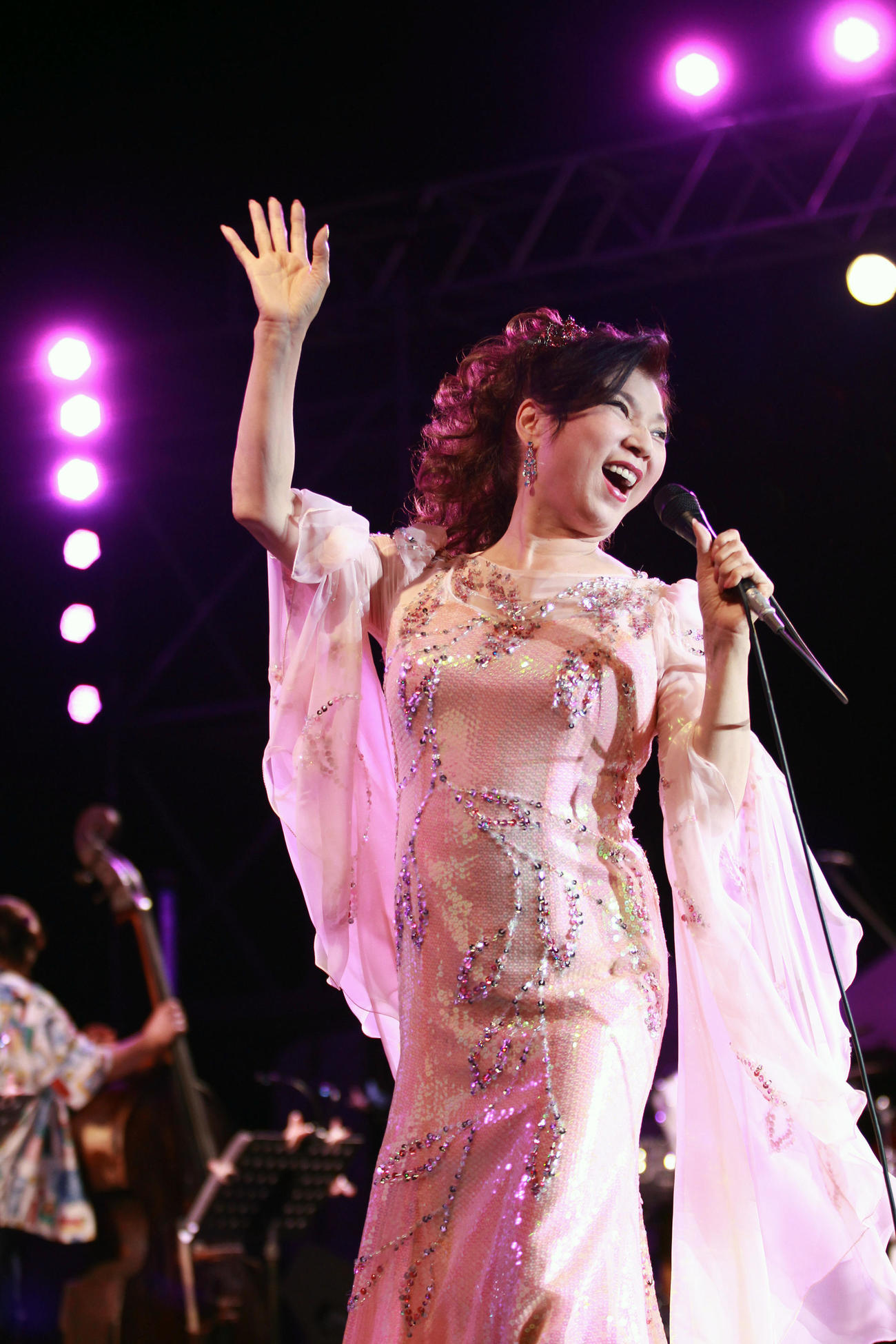 神宮外苑花火大会　アフター花火ライブで熱唱する八代亜紀さん（15年8月撮影）