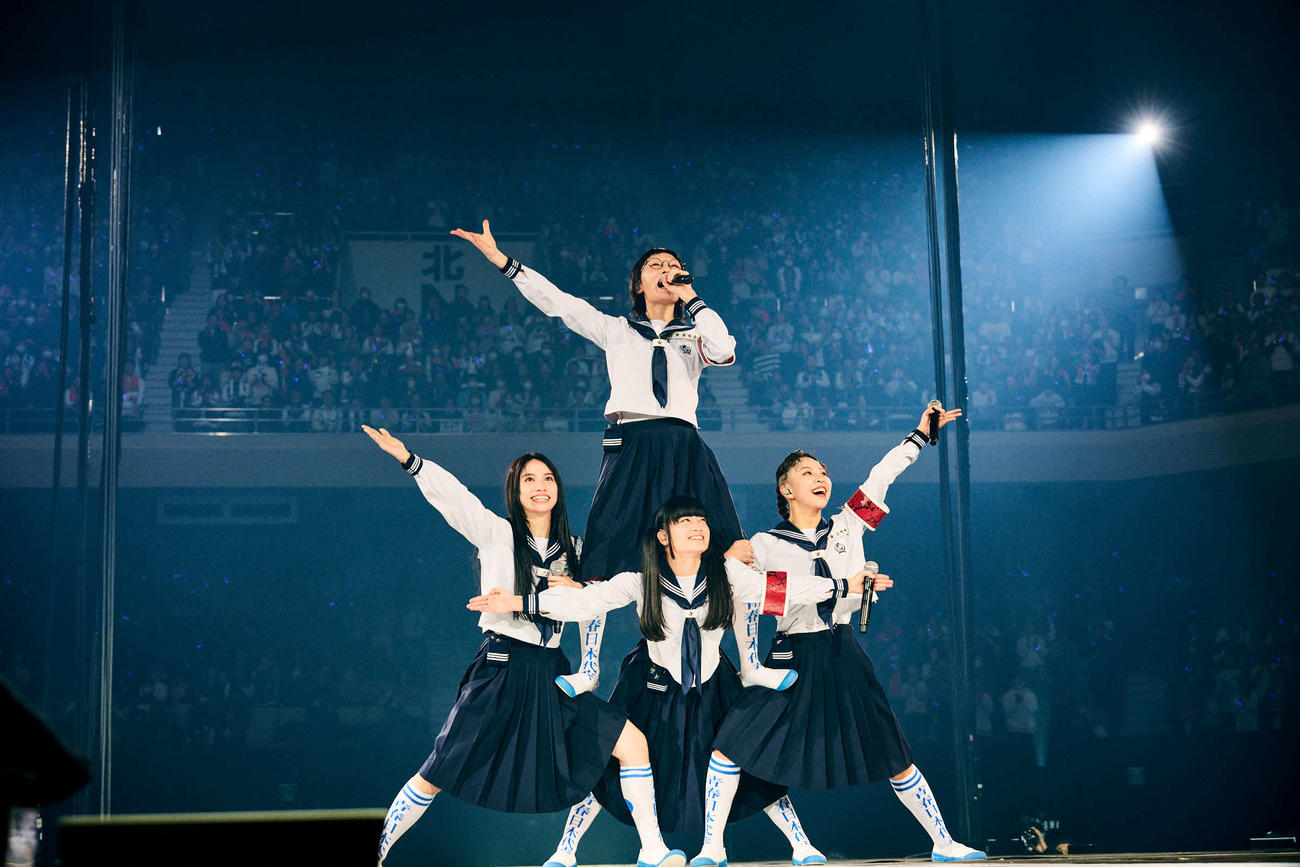 初の日本武道館ライブ「青春襲来」を行った新しい学校のリーダーズ。左から時計廻りにKANON、SUZUKA、RIN、MIZYU