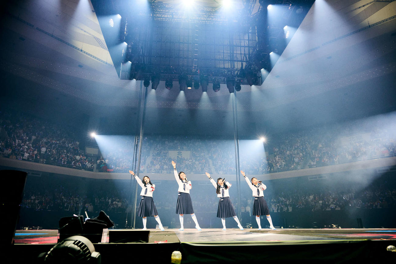初の日本武道館ライブ「青春襲来」を行った新しい学校のリーダーズ。左からKANON、SUZUKA、MIZYU、RIN