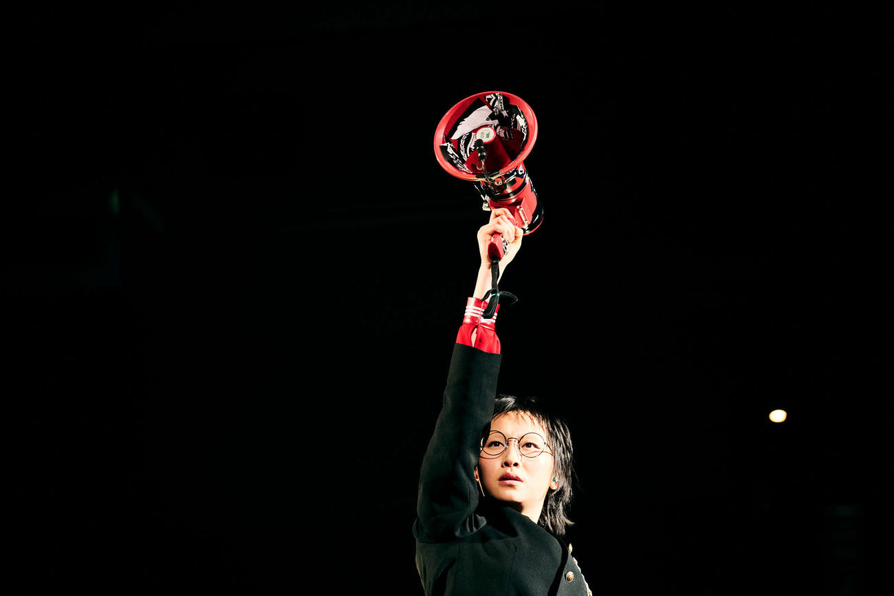 初の日本武道館ライブ「青春襲来」でパフォーマンスする、新しい学校のリーダーズSUZUKA