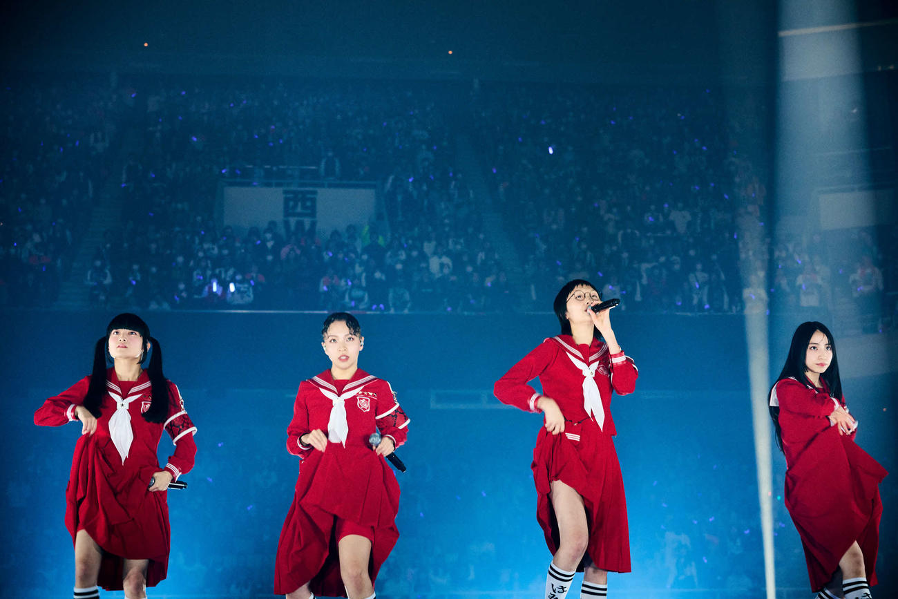 初の日本武道館ライブ「青春襲来」を行った新しい学校のリーダーズ。左からMIZYU、RIN、SUZUKA、KANON