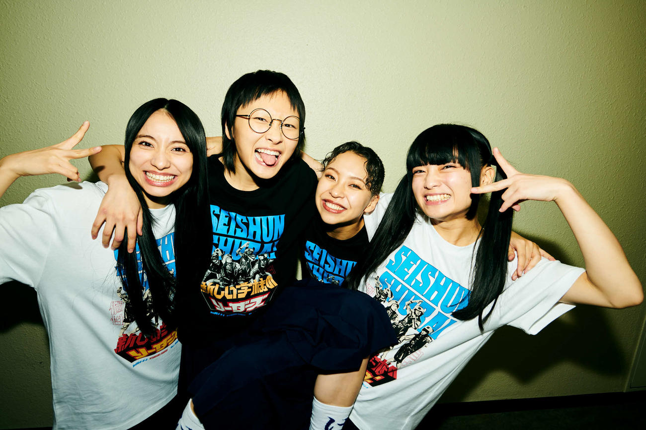 初の日本武道館ライブ「青春襲来」を行った新しい学校のリーダーズ。左からKANON、SUZUKA、RIN、MIZYU