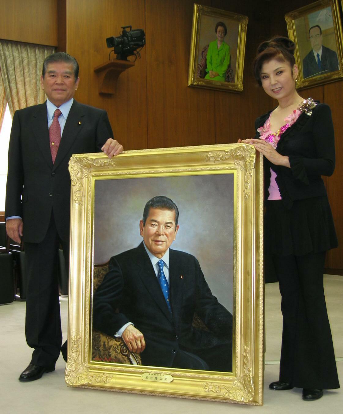 深谷隆司衆院議員（左）の肖像画を手掛けた八代亜紀さん（06年6月撮影）