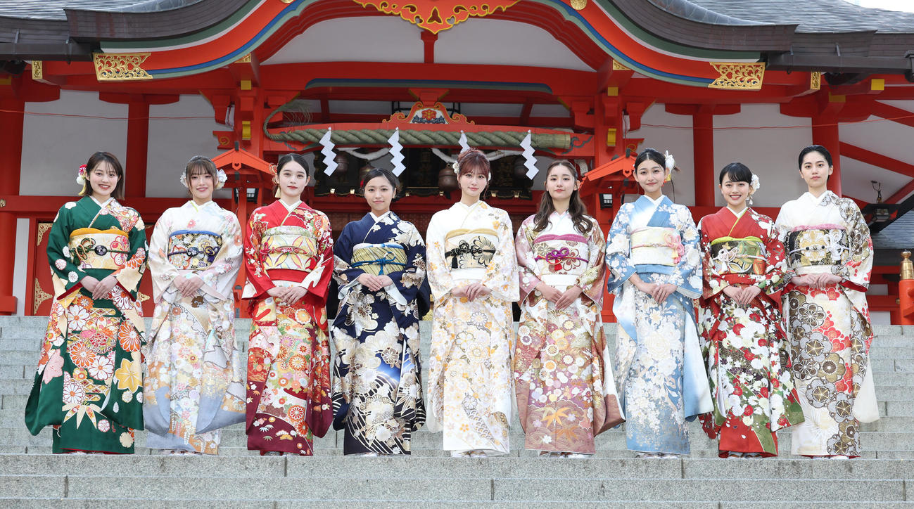 新宿・花園神社で新春参拝＆晴れ着お披露目会を行った、左から福山絢水、古田愛理、高石あかり、大原優乃、生見愛瑠、浅川梨奈、花音、上坂樹里、平美乃理（撮影・中島郁夫）