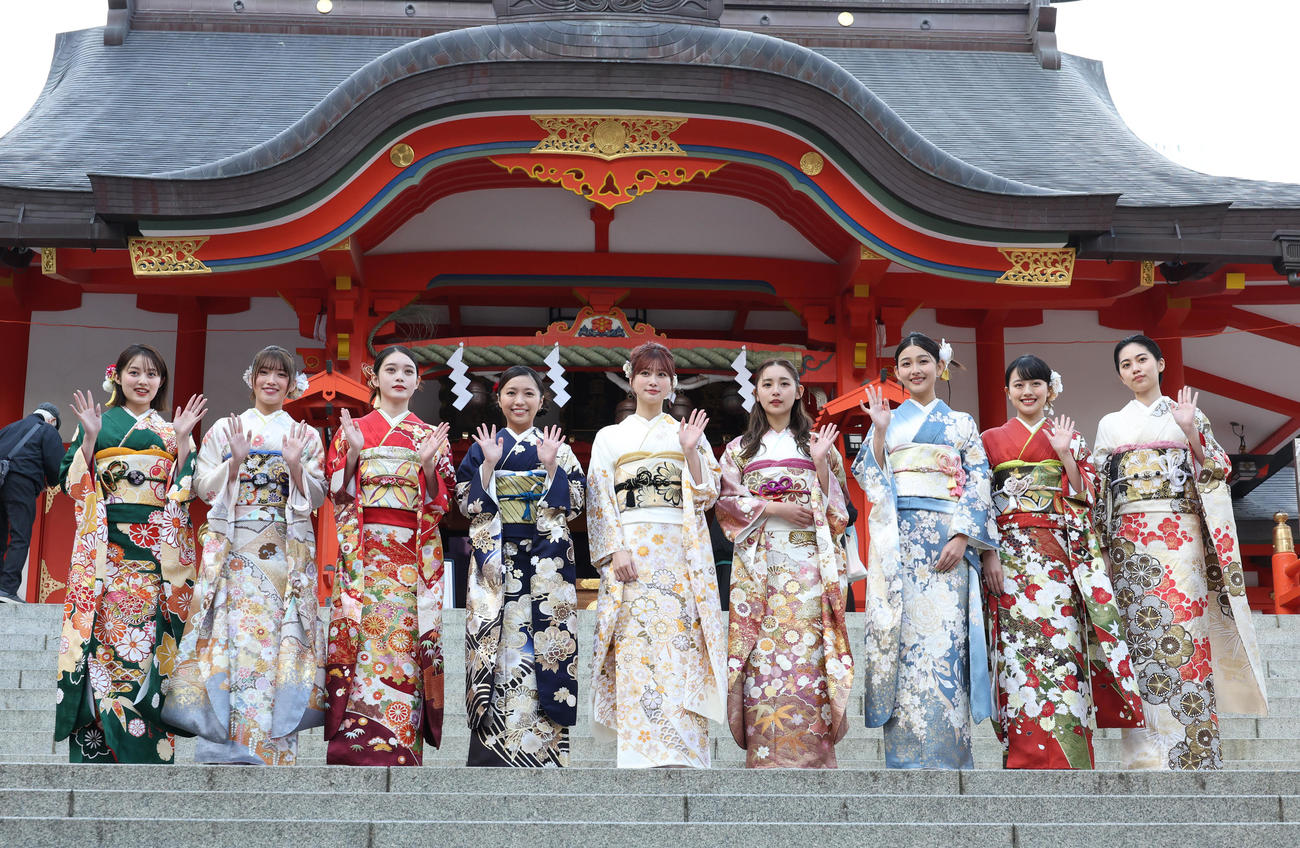 新宿・花園神社で新春参拝＆晴れ着お披露目会を行った、左から福山絢水、古田愛理、高石あかり、大原優乃、生見愛瑠、浅川梨奈、花音、上坂樹里、平美乃理（撮影・中島郁夫）