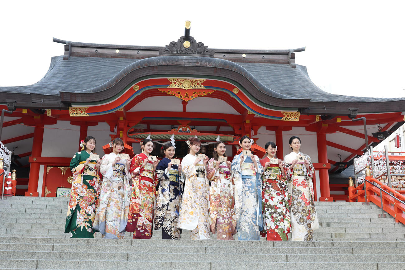 新宿・花園神社で新春参拝＆晴れ着お披露目会を行った、左から福山絢水、古田愛理、高石あかり、大原優乃、生見愛瑠、浅川梨奈、花音、上坂樹里、平美乃理（撮影・中島郁夫）