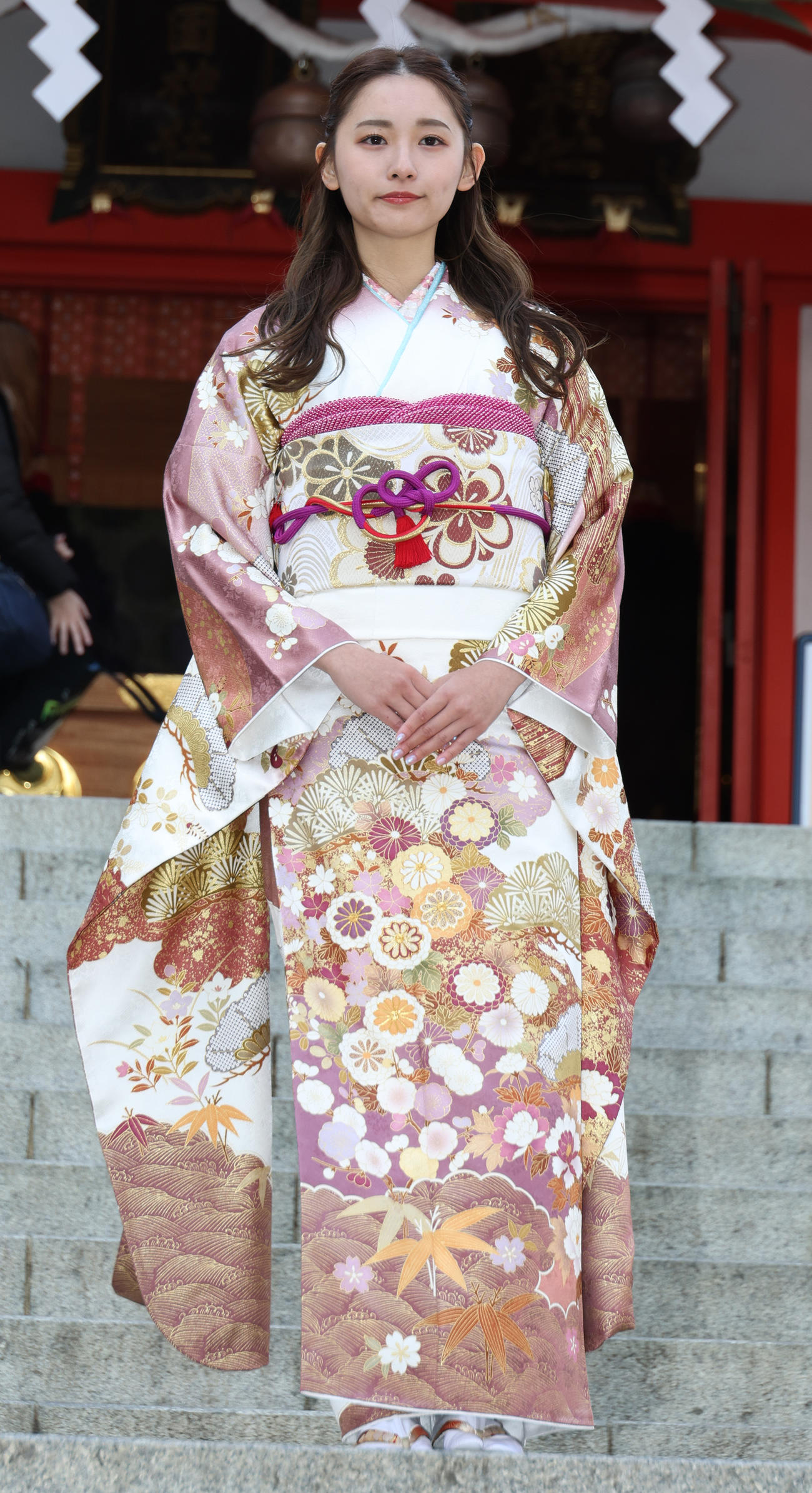 花園神社で新春参拝＆晴れ着お披露目会を行った浅川梨奈（撮影・中島郁夫）