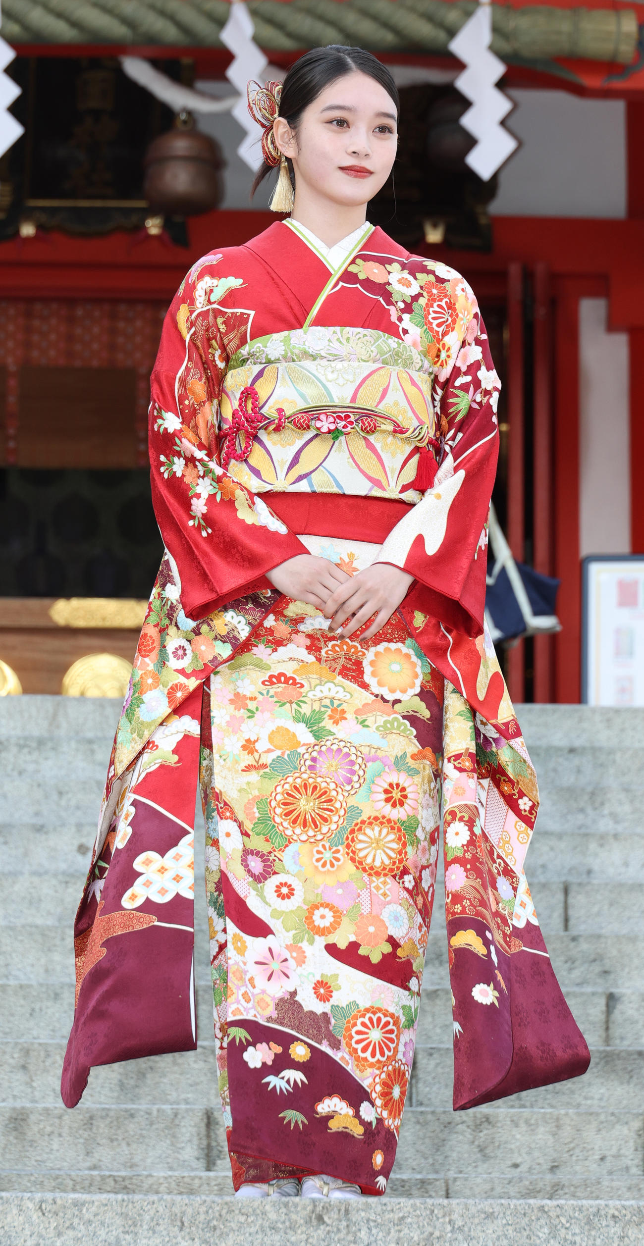 花園神社で新春参拝＆晴れ着お披露目会を行った高石あかり（撮影・中島郁夫）