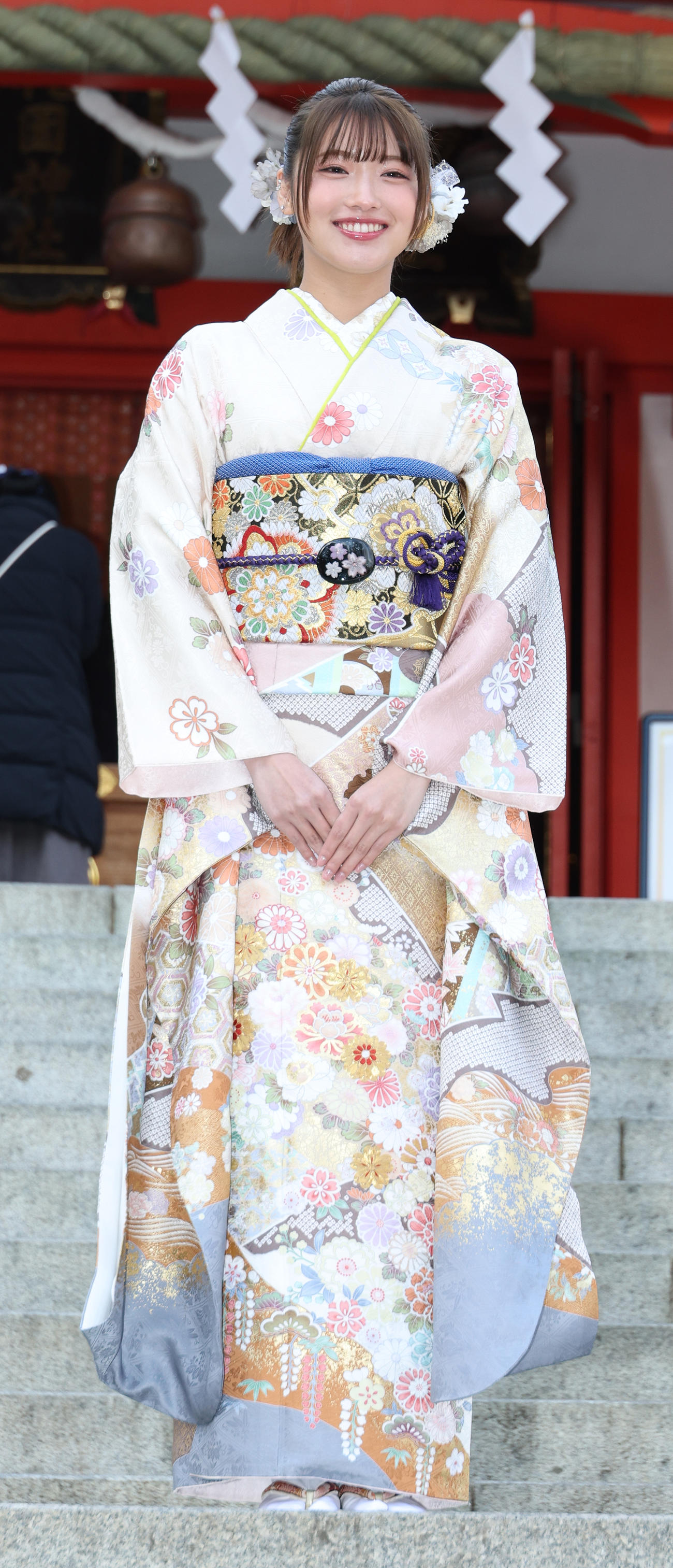 花園神社で新春参拝＆晴れ着お披露目会を行った古田愛理（撮影・中島郁夫）