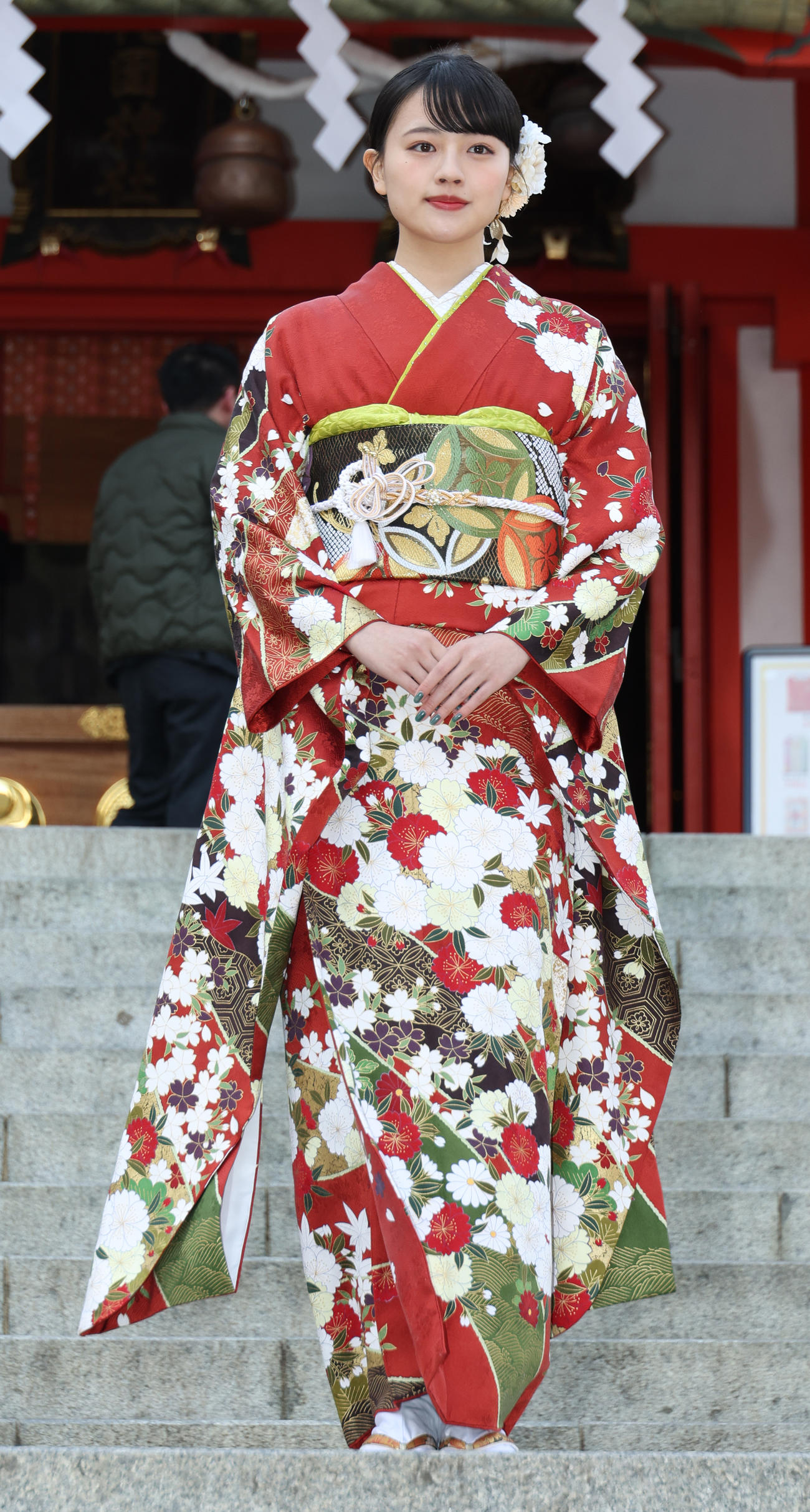 花園神社で新春参拝＆晴れ着お披露目会を行った上坂樹里（撮影・中島郁夫）