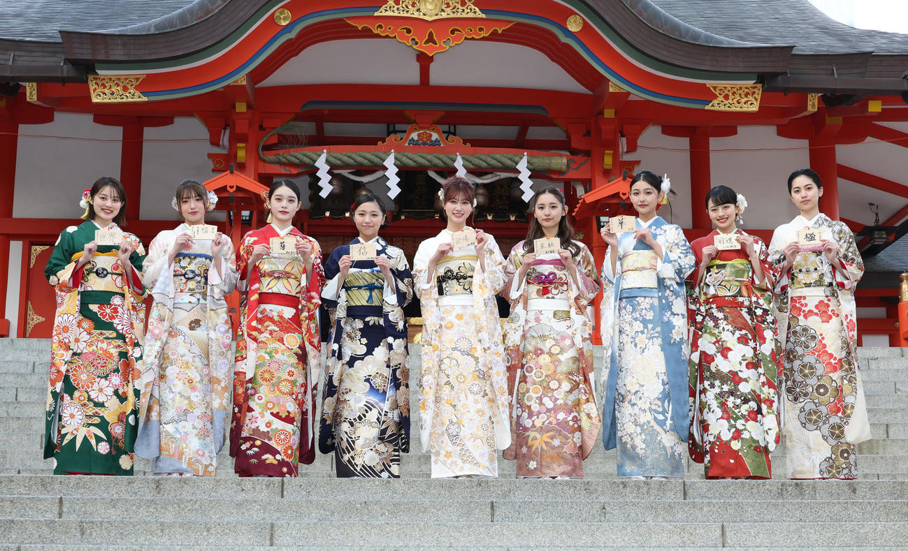 新宿・花園神社で新春参拝＆晴れ着お披露目会を行った、左から福山絢水、古田愛理、高石あかり、大原優乃、生見愛瑠、浅川梨奈、花音、上坂樹里、平美乃理（撮影・中島郁夫）