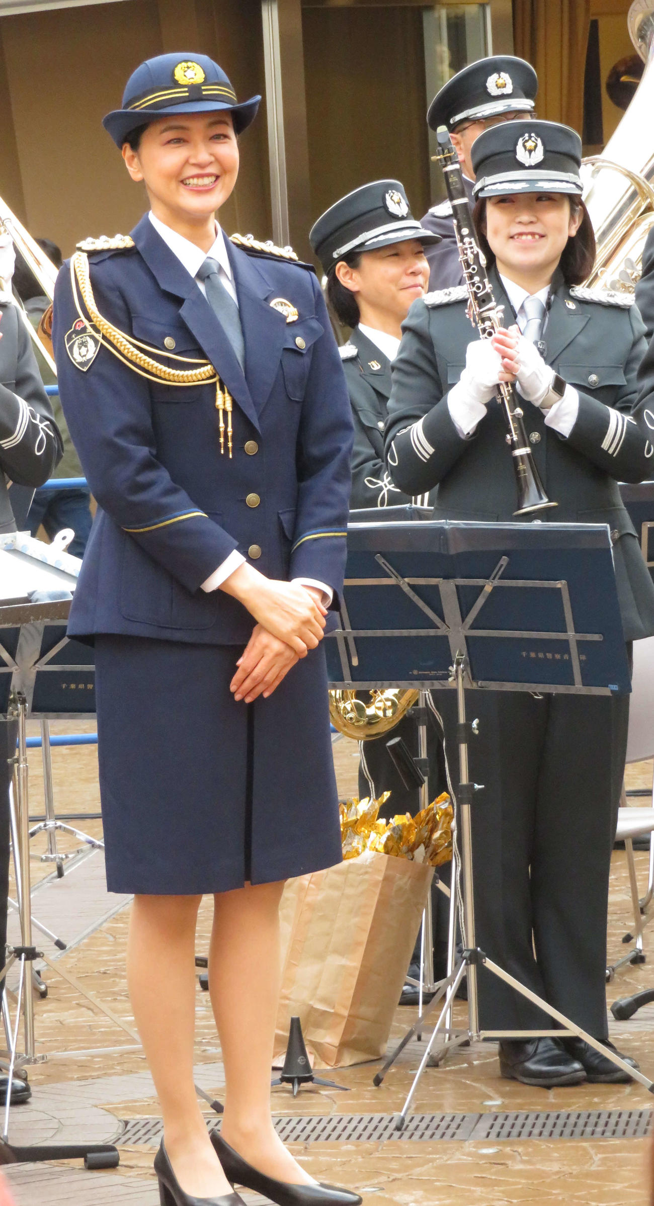 千葉県警察本部「110番の日」で一日通信指令課長に就任した黒谷友香（左）（撮影・村上幸将）