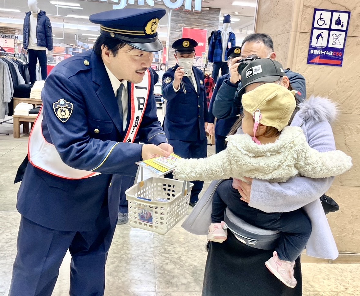 親子連れを相手に防犯啓発活動をする今村翔吾氏