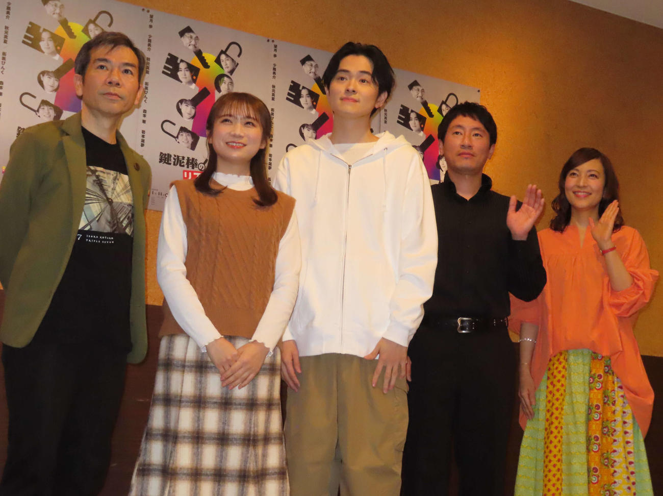 舞台「鍵泥棒のメソッド→リブート」の、左から演出のマギー、秋元真夏、望月歩、少路勇介、鈴木杏樹