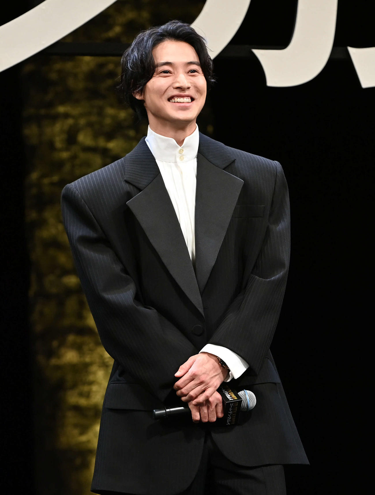 映画「ゴールデンカムイ」の完成披露試写会に登壇し笑顔を見せる主演の山崎賢人（撮影・たえ見朱実）
