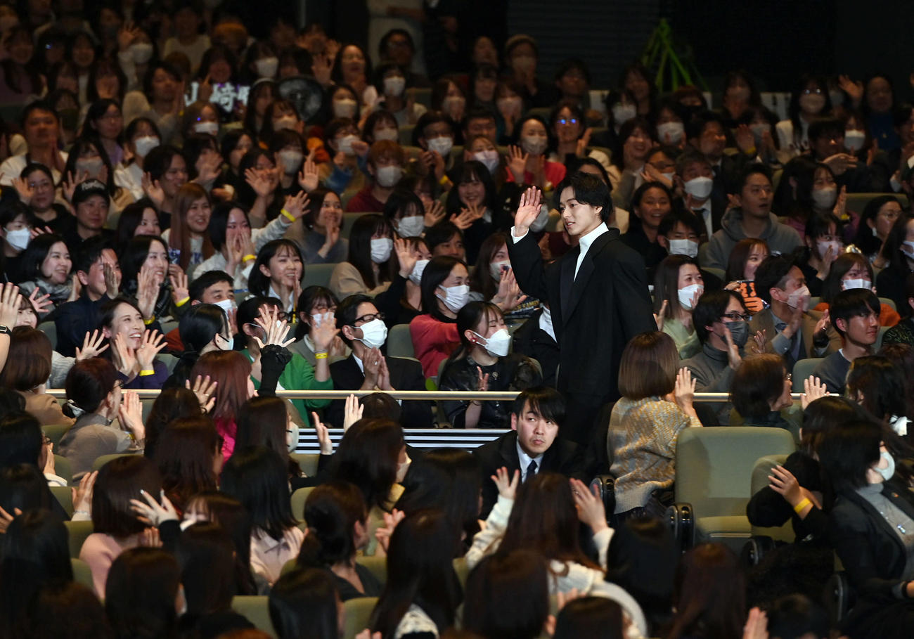 ファンの大声援に応える主演の山崎賢人（撮影・たえ見朱実）