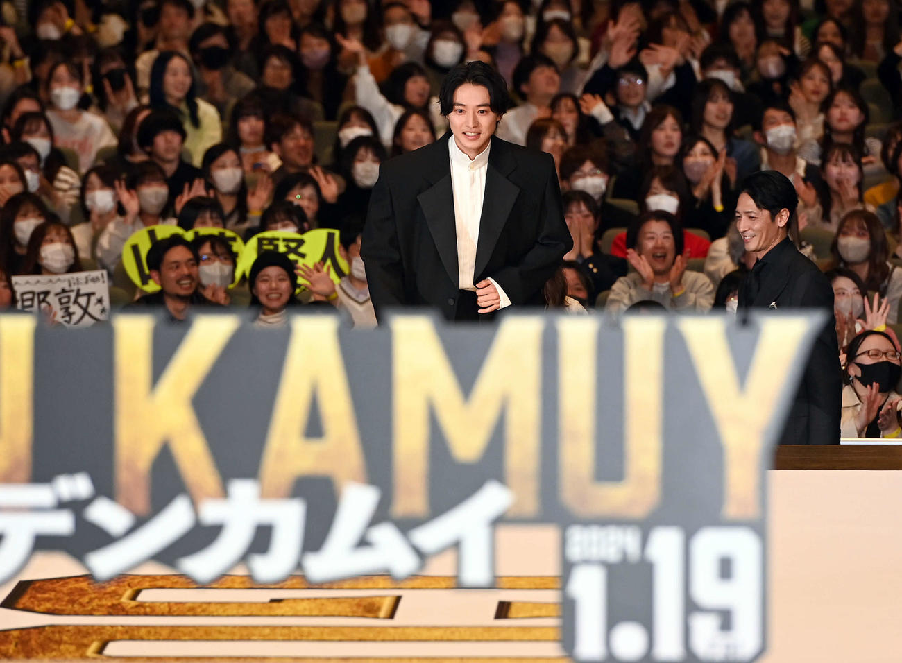 ファン大声援に笑顔を見せる主演の山崎賢人（撮影・たえ見朱実）