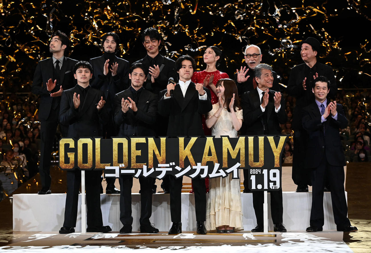 映画「ゴールデンカムイ」の完成披露試写会で記念撮影に納まるキャスト。前列左から眞栄田郷敦、玉木宏、山崎賢人、山田杏奈、舘ひろし、矢本悠馬、後列左から大谷亮平、柳俊太郎、工藤阿須加、高畑充希、木場勝己、久保茂昭監督（撮影・たえ見朱実）