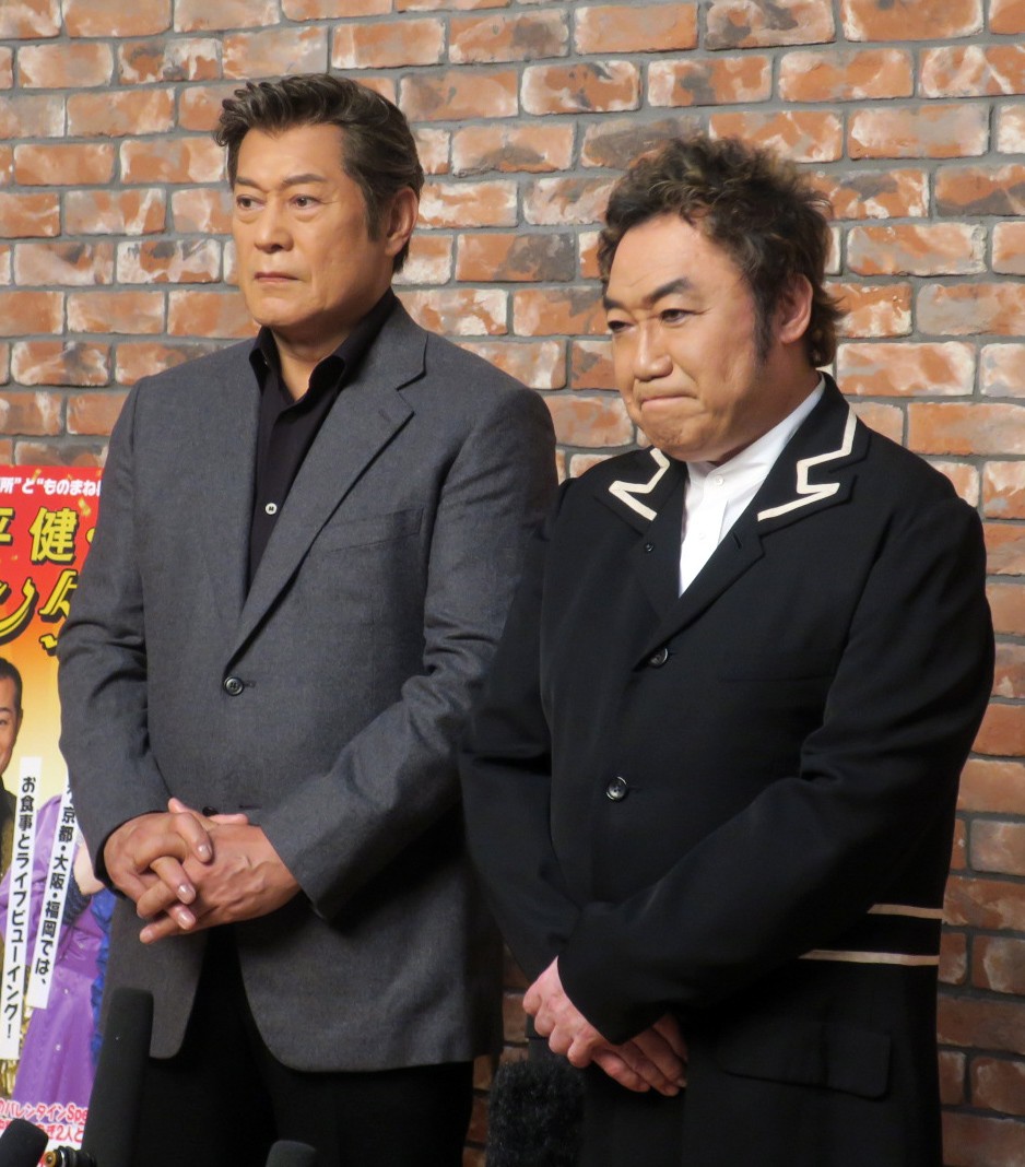 スペシャルショー「松平健・コロッケ　エンタメ魂」で取材に応じる松平健（左）とコロッケ