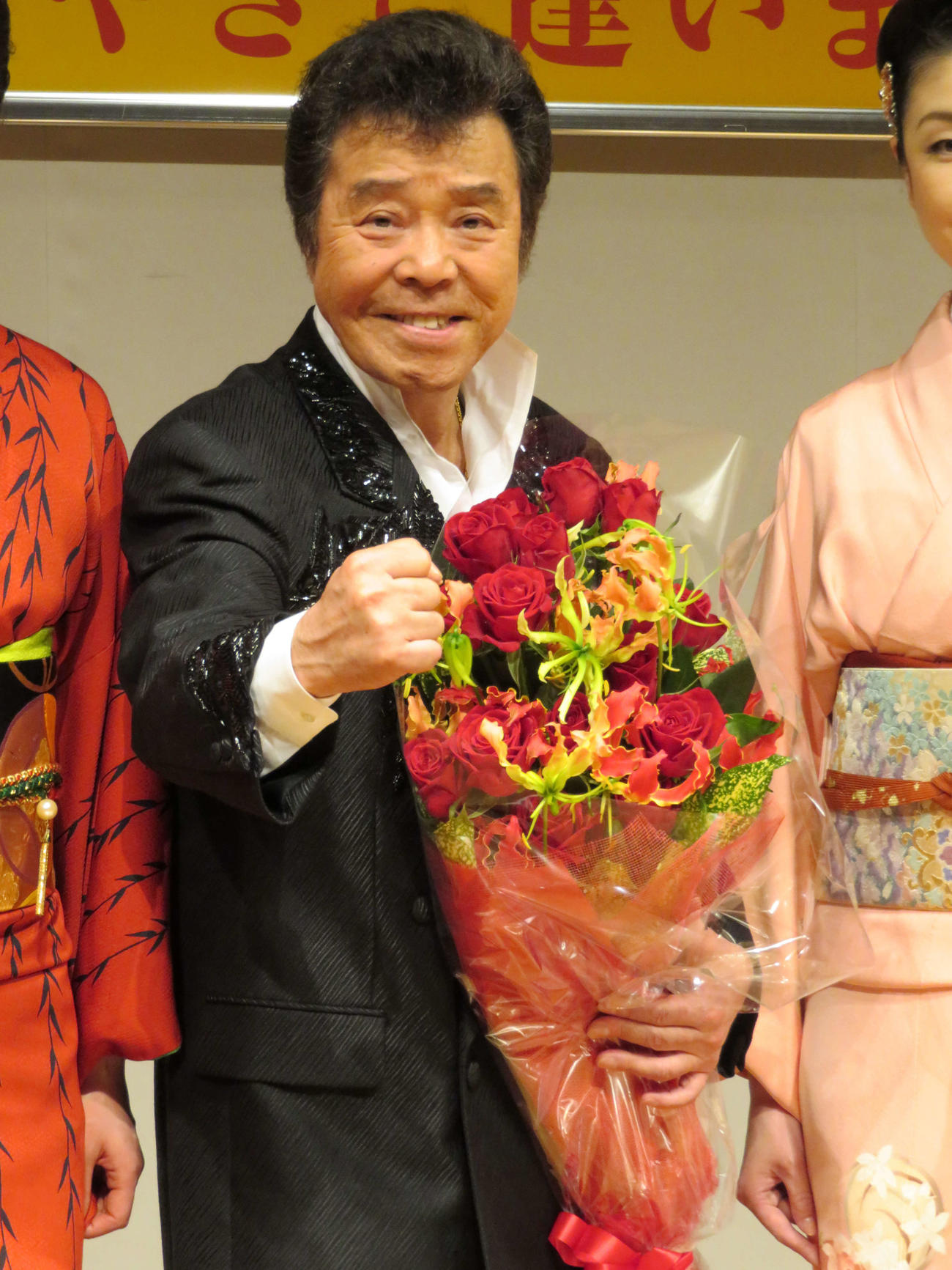 マンスリー歌謡ライブで、結婚したことを正式発表した冠二郎さん（16年4月撮影）