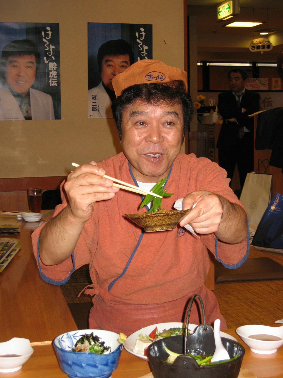居酒屋「酔虎伝」で新メニューを提案した冠二郎さん（05年6月撮影）