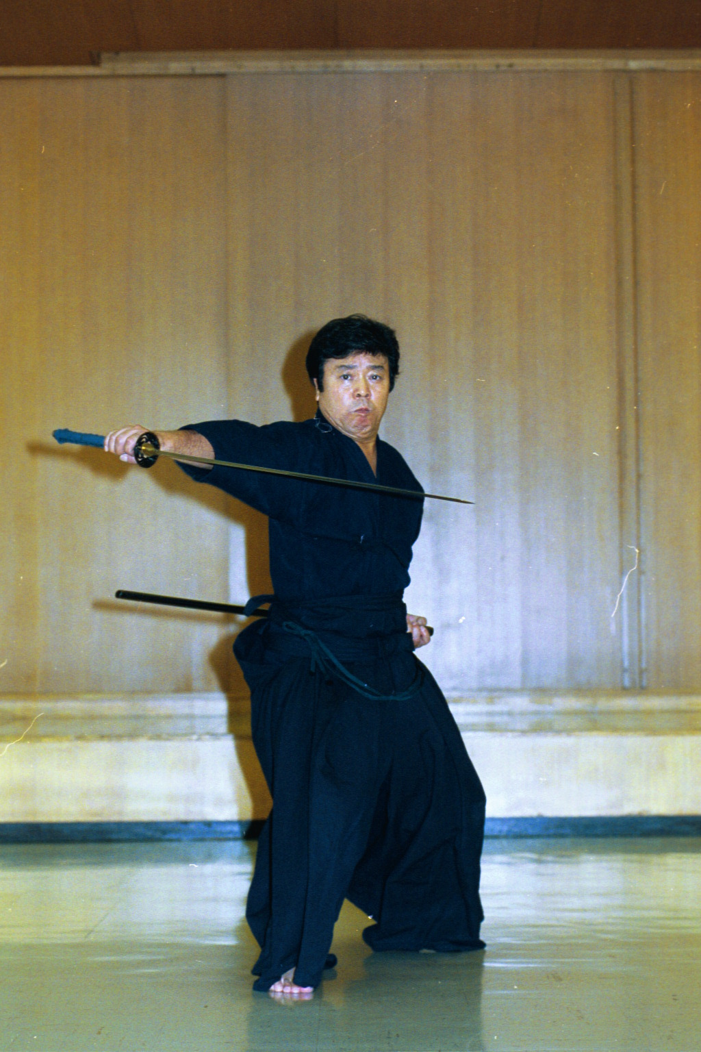 居合い抜きを披露する冠二郎さん（00年10月撮影）
