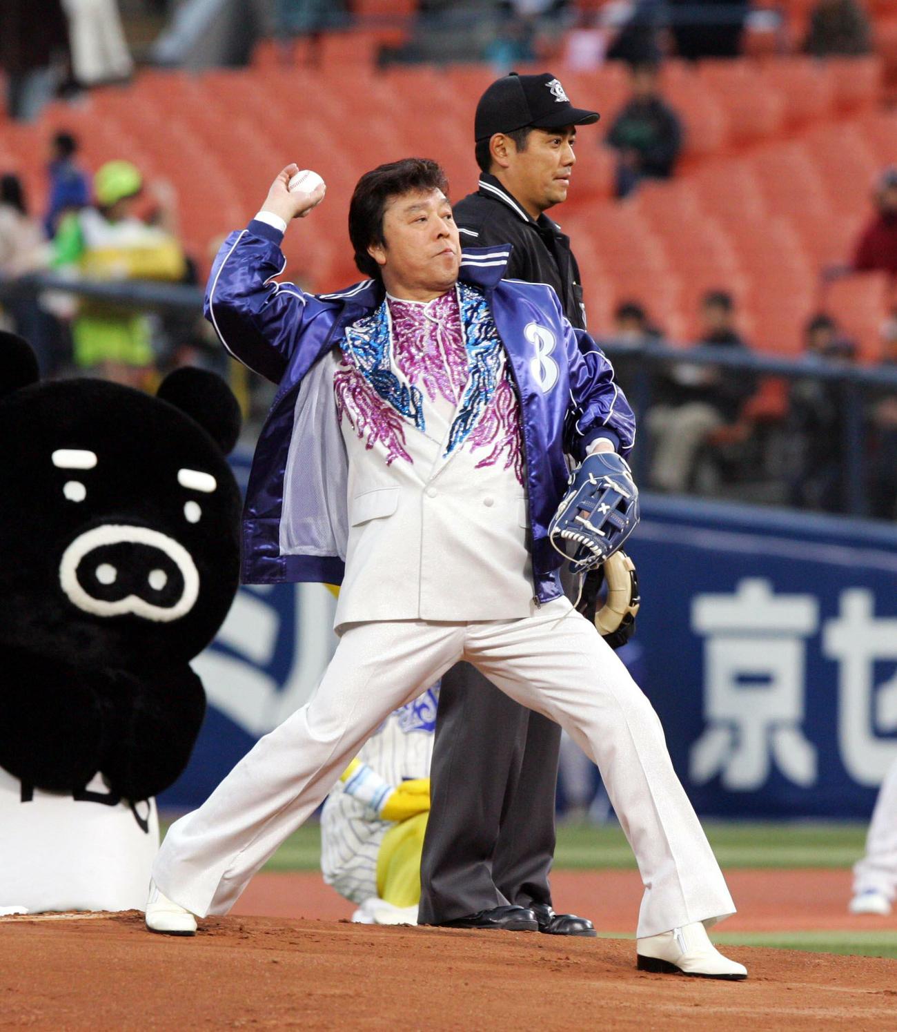 オープン戦　横浜－阪神戦で始球式に臨む冠二郎さん（06年3月撮影）